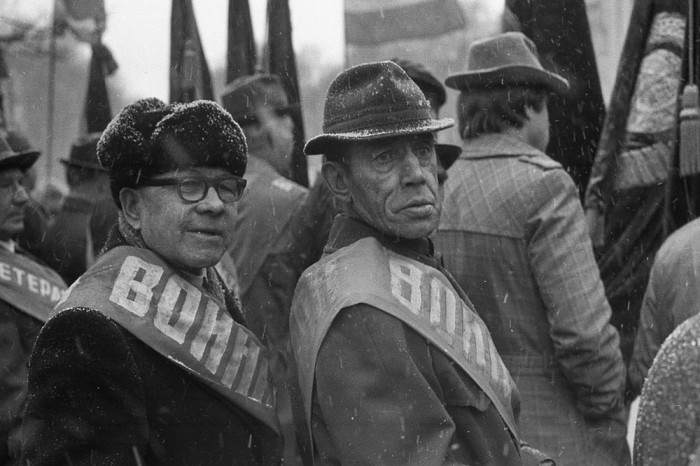 Ветераны на бульваре Героев. СССР, Новокузнецк, 1983 год. Автор фотографии: Vladimir Vorobyov.