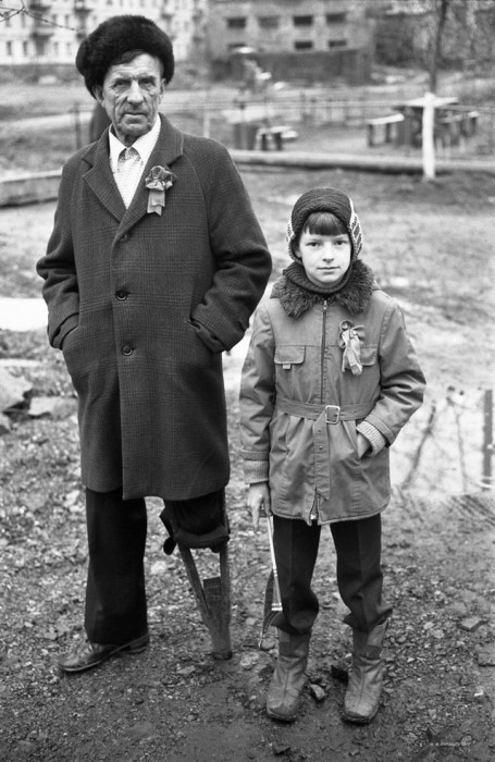 Дед с внуком. СССР, Новокузнецк, 1980-е годы.