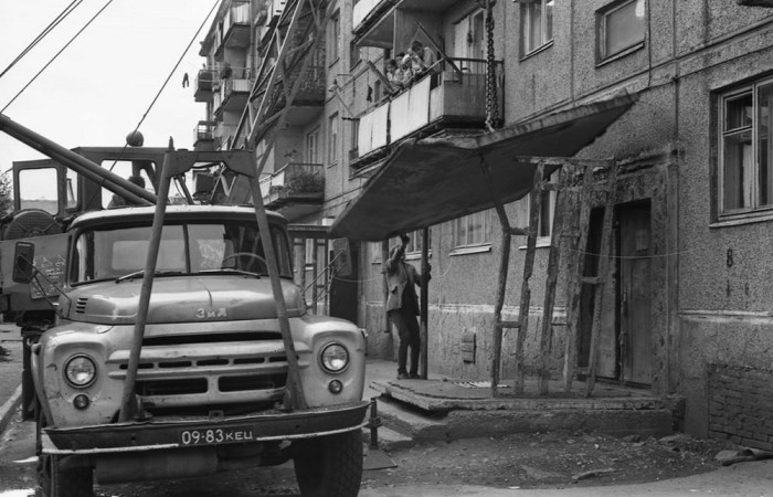 Замена аварийного подъездного козырька. СССР, Междуреченск, 1981 год. Автор фотографии: Vladimir Vorobyov.