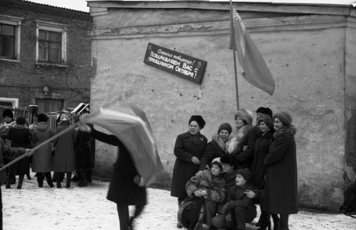 Памятная фотография коллектива после демонстрации 7 Ноября. СССР, Новокузнецк, 1982 год. Автор фотографии: Vladimir Vorobyov.