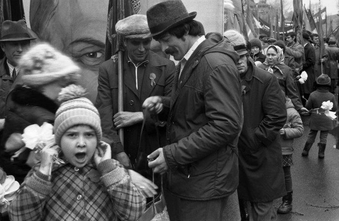 Праздничная первомайская демонстрация. СССР, Новокузнецк, 1982 год. Автор фотографии: Vladimir Vorobyov.