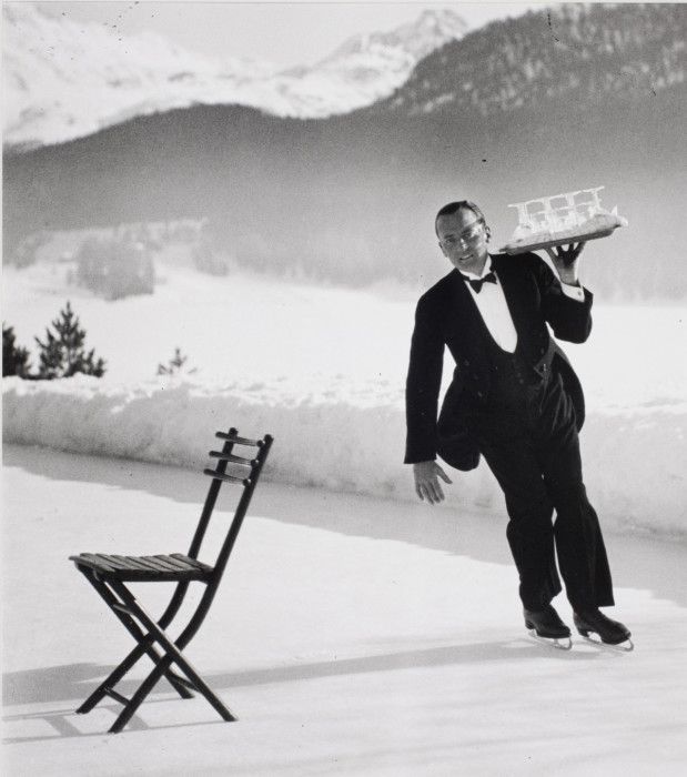 Метрдотель Рене Брегет из Гранд отеля, где подают коктейли на коньках. Коммуна Санкт-Мориц в Швейцарии, 1932 год.