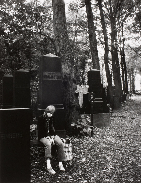 Девушка на еврейском кладбище Вайссензее в Восточном Берлине, 1979 год.