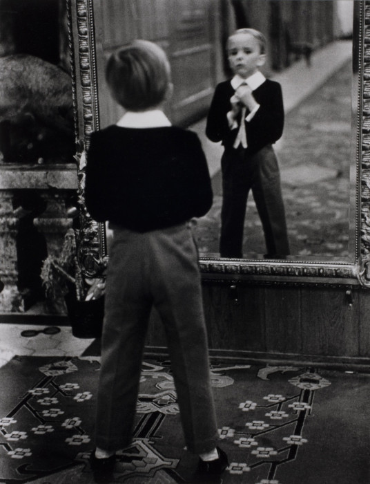 Юный англичанин смотрит на себя в зеркало Гранд отеля в коммуне Санкт-Мориц. Швейцария, 1932 год.