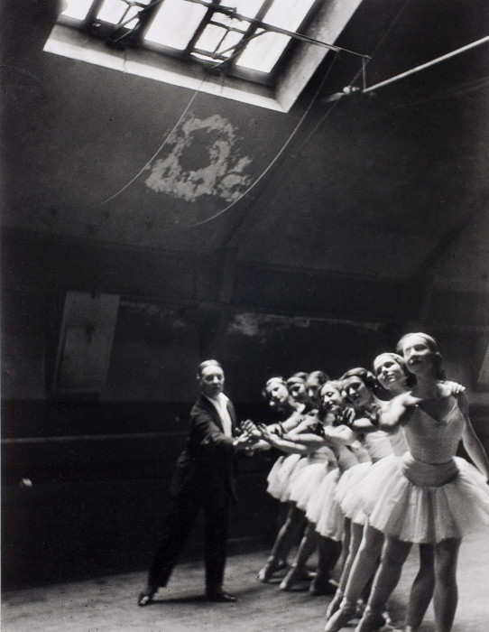 Балерины с балетмейстером на репетиции в Парижской опере. Париж, Франция, 1932 год.