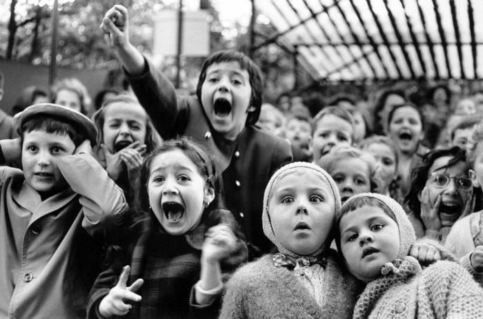 Выражение детей в кукольном театре в момент, когда убивают плохого дракона. Сад Тюильри, Париж, 1963 год.