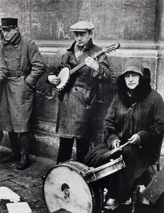 Уличные музыканты недалеко от улицы Сен-Дени в Париже, 1932 год.