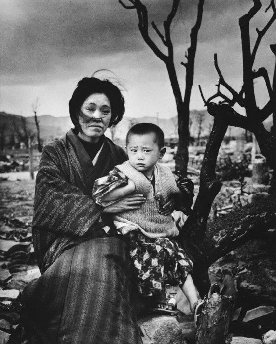 Мама с ребёнком в Хиросиме. Япония, декабрь 1945 года.