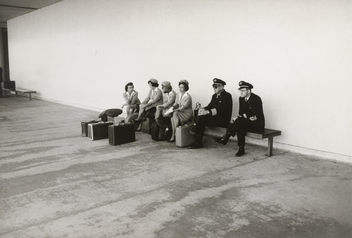 Экипаж в ожидании рейса в международном аэропорту Лос-Анджелеса. США, 1964 год.