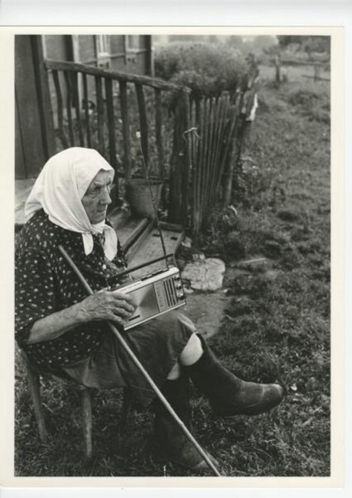 Бабушка слушает радио. СССР, деревня Станы, 1981 год.
