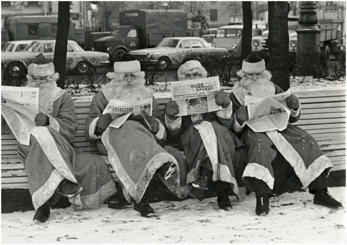 Деды Морозы читают газеты на лавке. СССР, 27 декабря 1972 года.