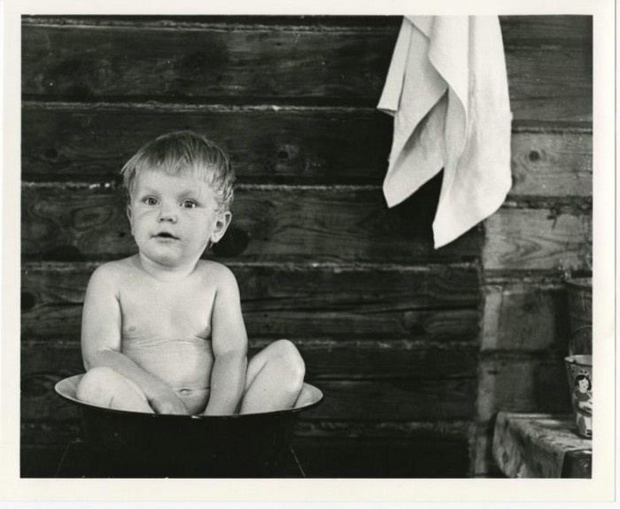 Ребёнок плескается в тазике. СССР, 1972 год.