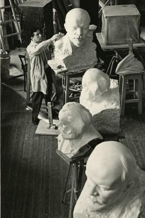 В мастерской у Льва Кербеля в 1962 году.