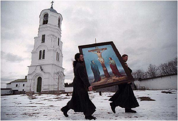 Два монаха несут икону. Россия, Александро-Свирский монастырь, 2001 год.