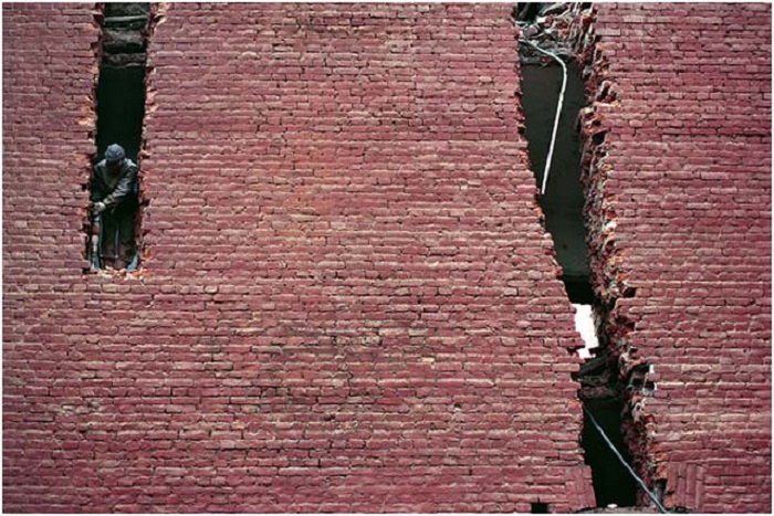 Разрушение стены. Россия, Санкт-Петербург, 2003 год.