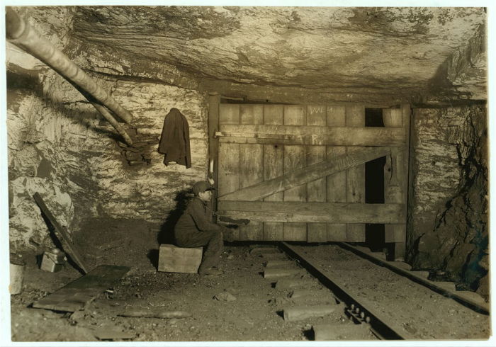 В начале 20 века на шахтах использовался ручной труд и примитивное оборудование.