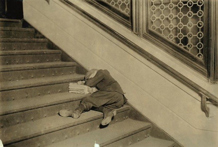Маленький газетчик спит на ступеньках. США, Нью-Джерси.