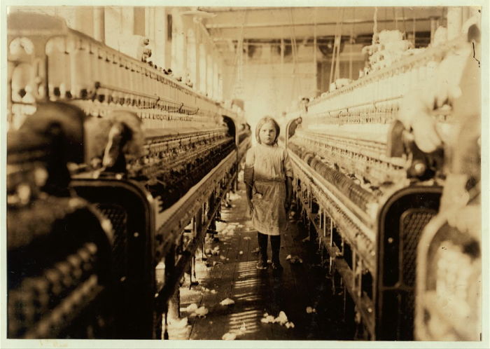 Прядильщица на территории хлопчатобумажной фабрике Globe в штате Джорджия.