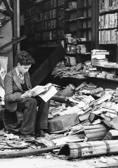 Книжный магазин в Лондоне, который был разрушен во время авиаудара, 1940 год.