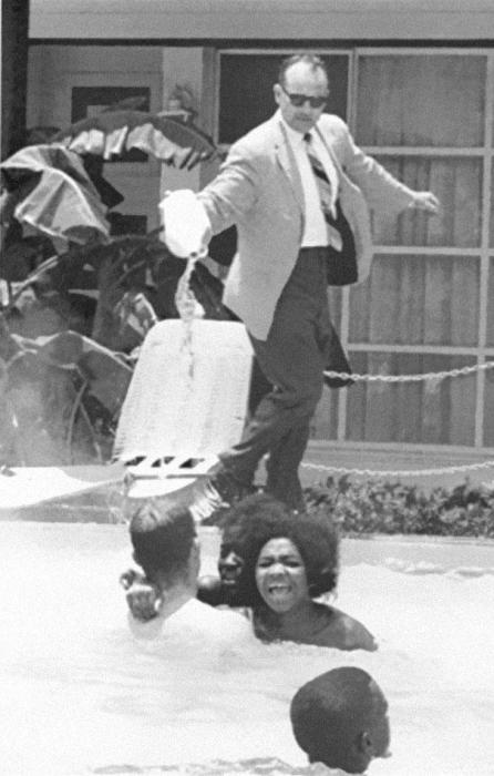 Владелец гостиницы выливает кислоту в бассейн, в котором купаются афроамериканцы, 1964 год.