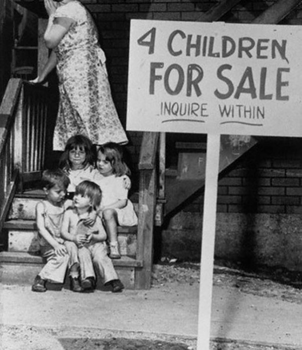 Люсиль Чалифукс, выставившая на продажу четверых своих детей, прячет лицо от стыда.