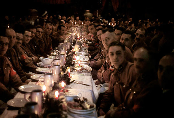 Солдаты и офицеры военизированного формирования Национал-социалистической немецкой рабочей партии отмечают Рождество, 1941 год.