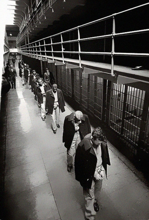 Последние заключенные покидают знаменитую тюрьму Алькатрас, 1963 год.