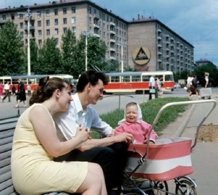 Семья на прогулке. СССР, Москва, 1969 год.
