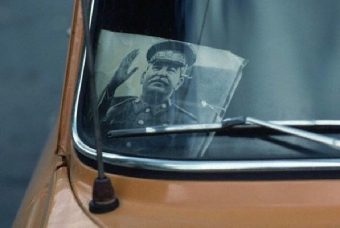 Часто под лобовое стекло автомобиля помещали фотографию Сталина.