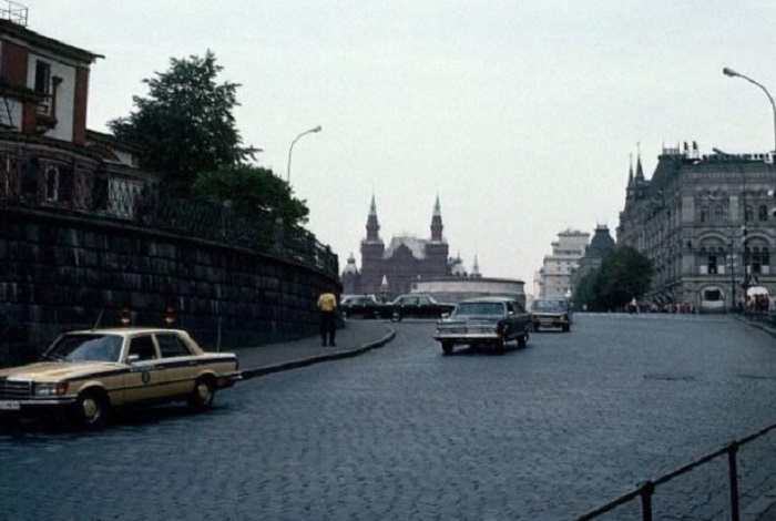 Уличная сцена. СССР, Москва, Васильевский спуск, 1983 год.