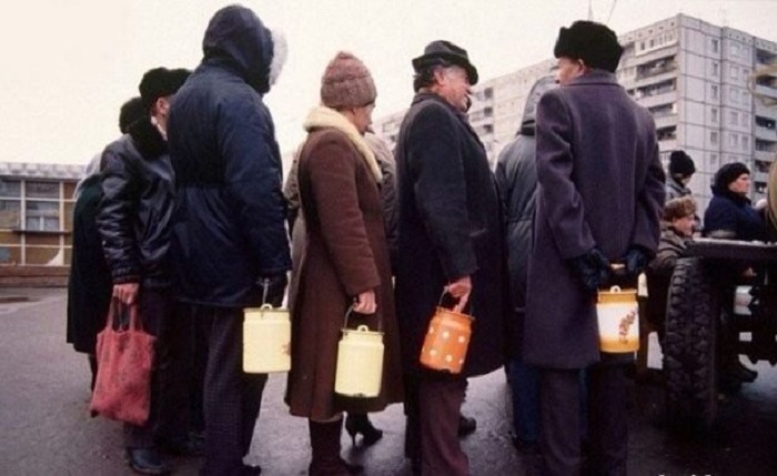 Продажа молока на разлив. СССР, Москва, 1980-е годы.