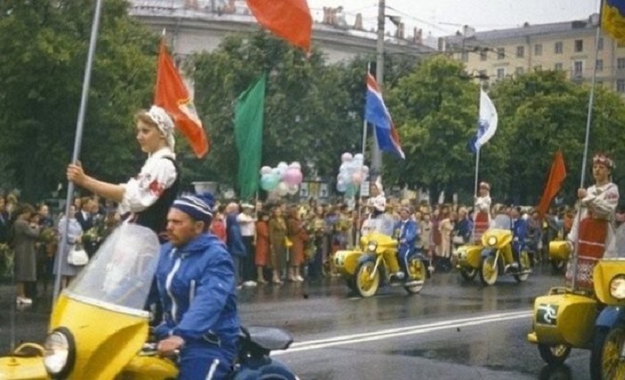 Празднование 1 мая в Киеве. СССР, 1980-е годы.