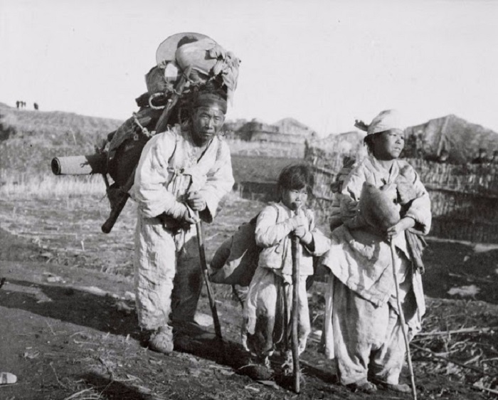 Корейская семья уходящая от надвигающихся японских войск. Корея, 1904 год.