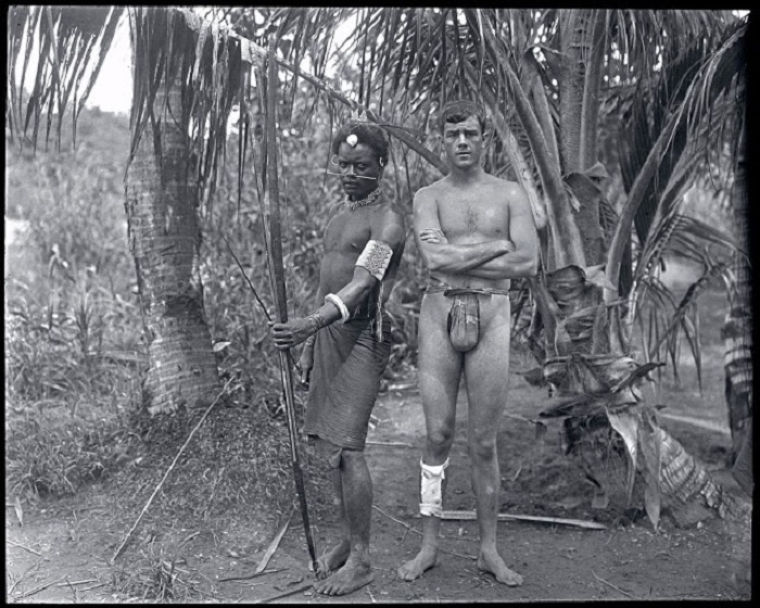 Американский путешественник Мартин Джонсон с местным жителем. Гуадалканал, 1908 год.