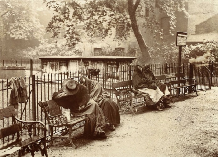 Бездомные женщины сидят на лавочке в саду Спиталфилдс. Великобритания, Лондон, 1902 год.