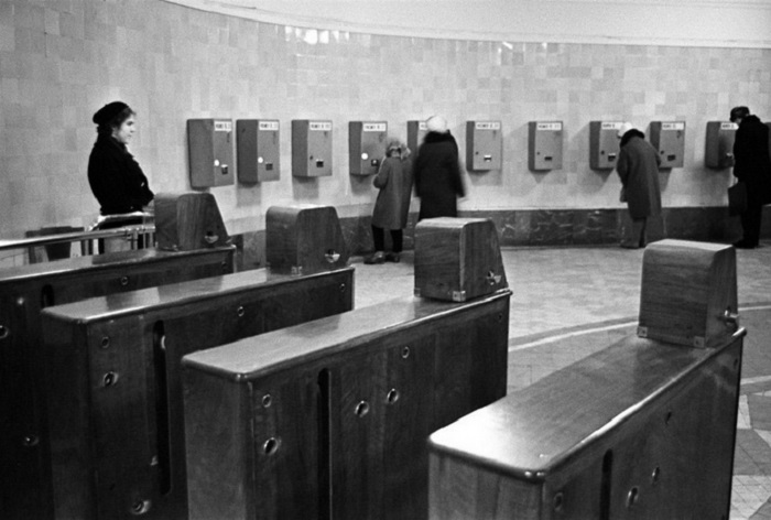 Первые разменные автоматы в метро в 1965 году.