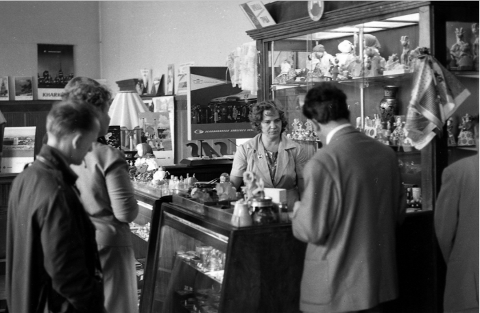 Туристы, покупающие сувениры в магазине. СССР, Москва, 1963 год.