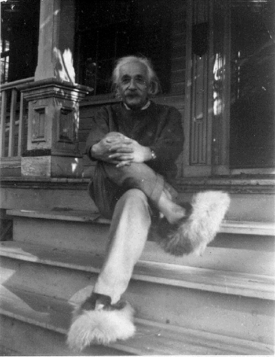 Альберт Эйнштейн в домашних тапочках, 1937 год.