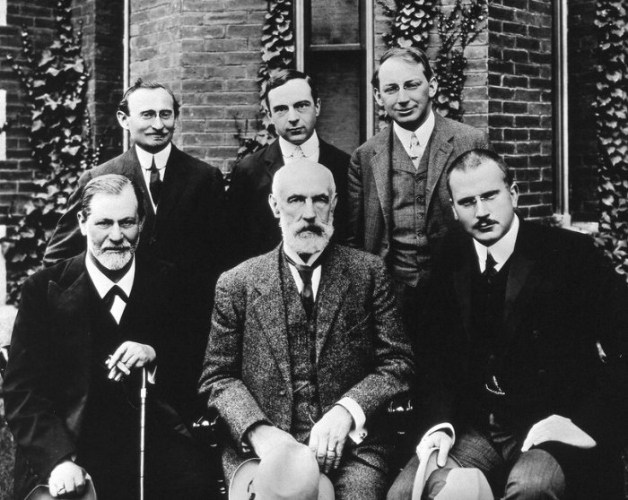 Известные психологи и психиатры перед университетом Кларка. США, 1909 год.