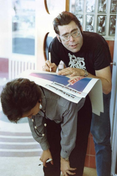 Стивен Кинг даёт автограф фанату, 1985 год.