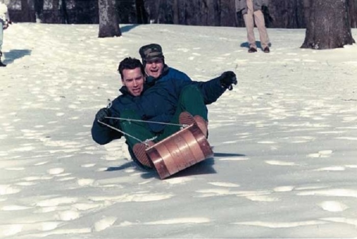 Арнольд Шварценеггер и Джордж Буш-младший катаются на санках в 1991 году.
