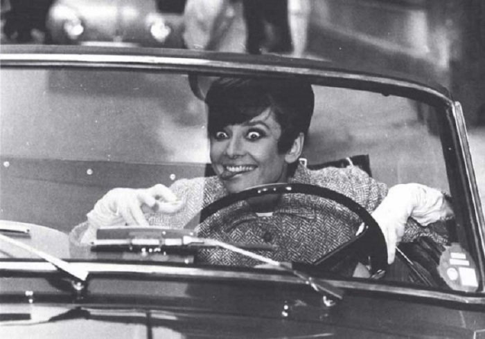Известная киноактриса Одри Хепберн в автомобиле.