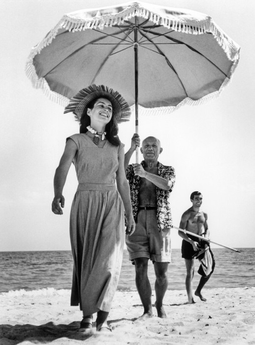 Пабло Пикассо и Франсуаза Жило на пляже в 1948 году.