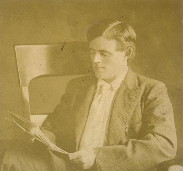 Джек Лондон в своём кабинете в 1916 году.