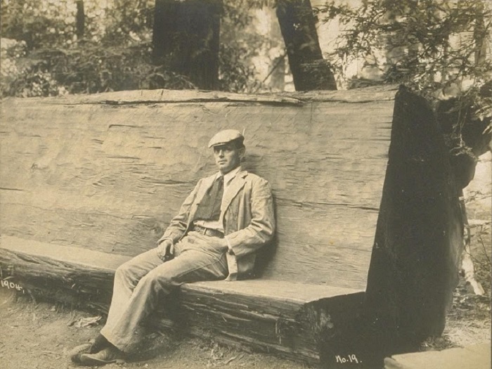 Джек Лондон отдыхает в Богемианской роще в 1904 году.