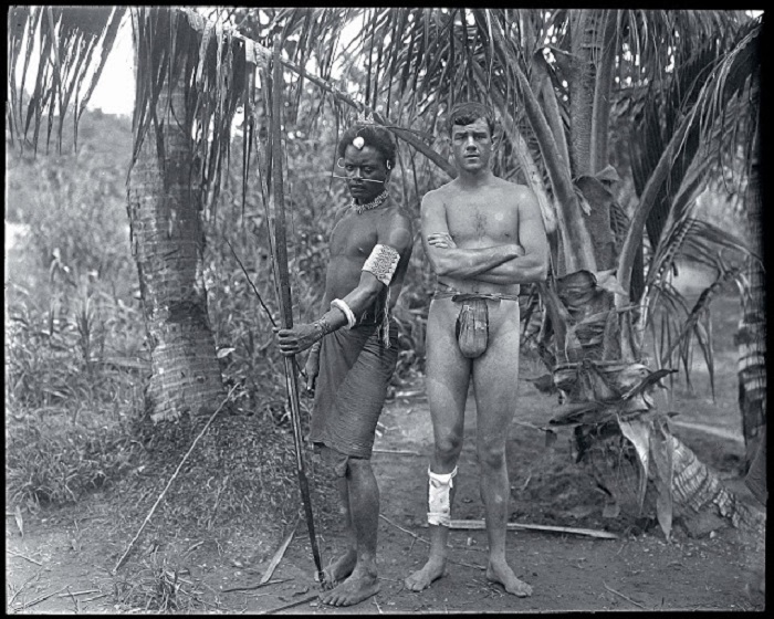 Американский путешественник Мартин Джонсон с аборигеном Соломоновых островов, 1908 год.