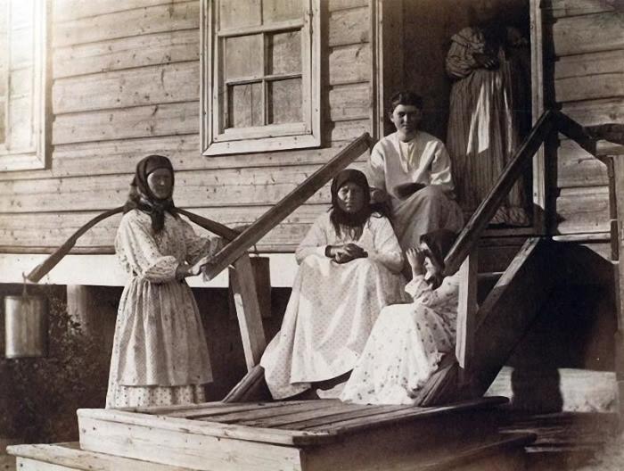 Местные жители в праздничных одеждах, 1875 год.