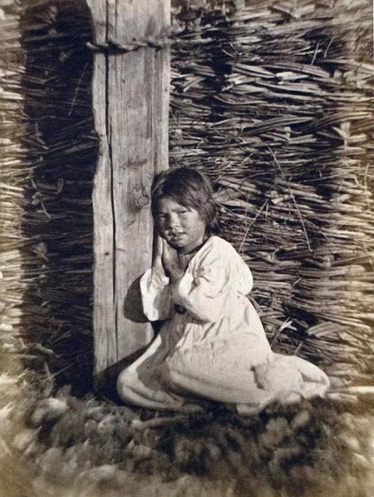 Девочка, уставшая от повседневной работы, 1875 год.