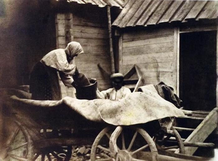 Пожилая казачка ссыпает овес, 1876 год.