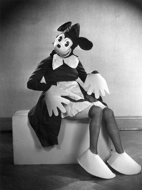 Эффектный костюм Минни Маус в 1933 году. 